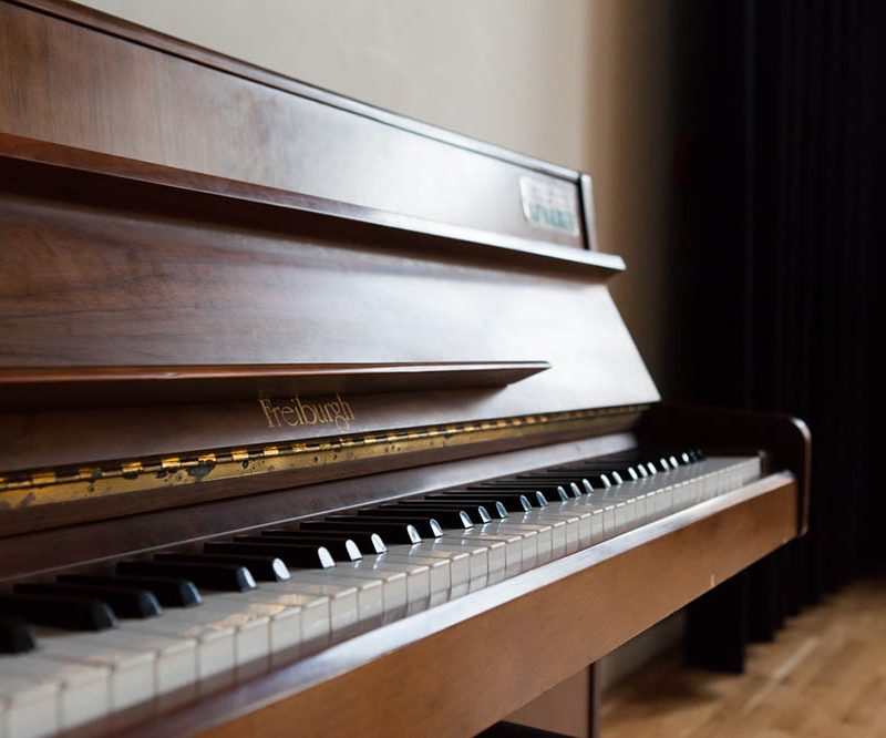 Piano in de kleine studio