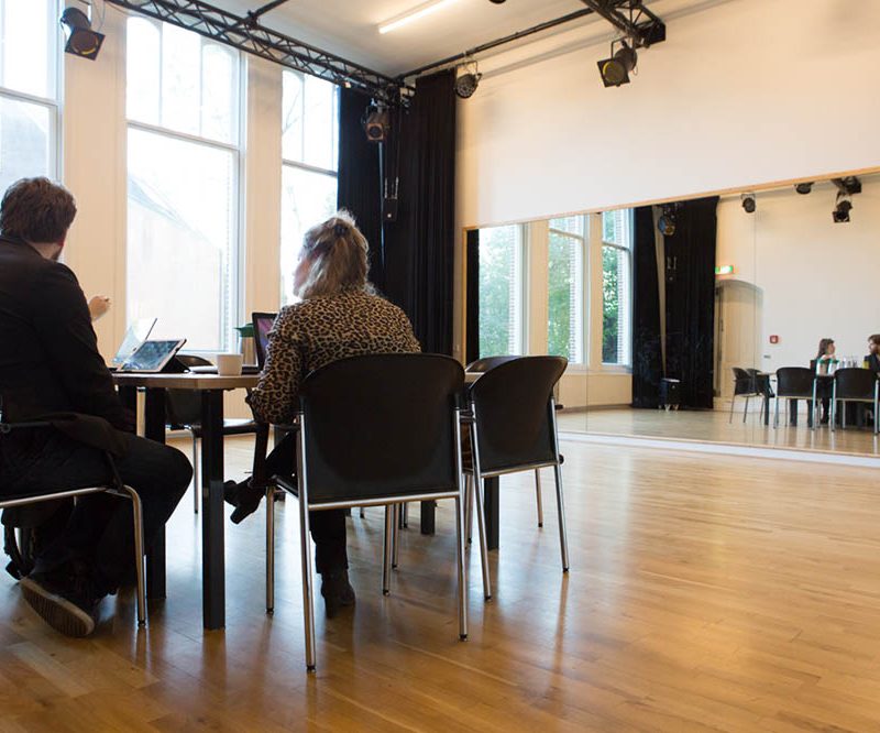 Vergadering in de kleine studio