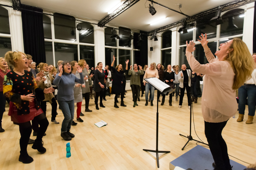 Studio oost vol met het vrouwenkoor Tobin Singing Society