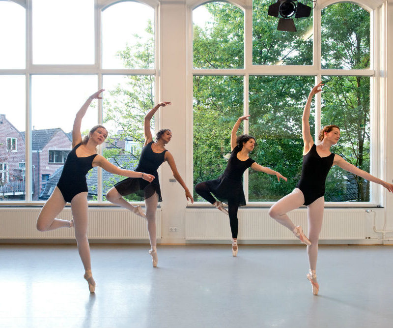 Balletdanseressen op spitzen in studio west