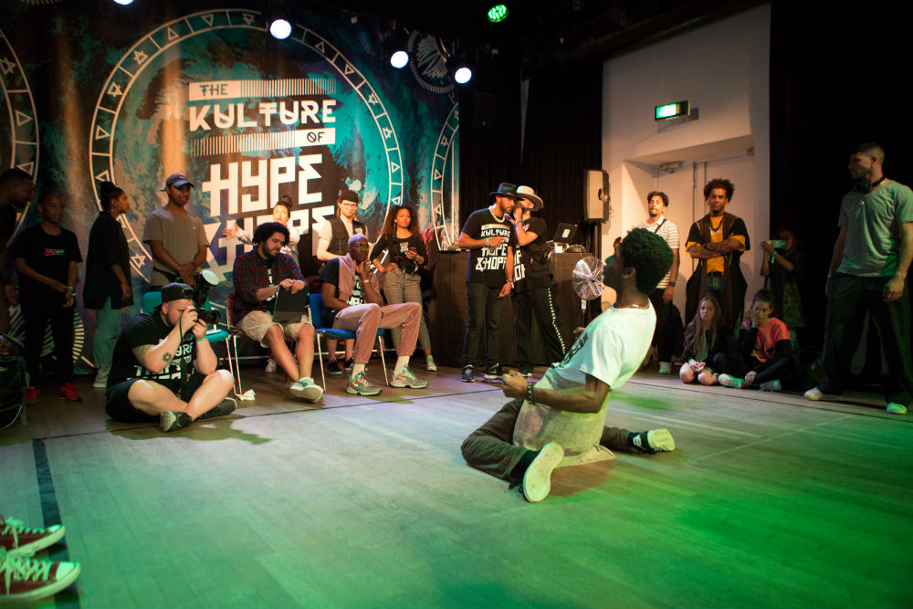 Foto van hiphopdansers in onze theaterzaal