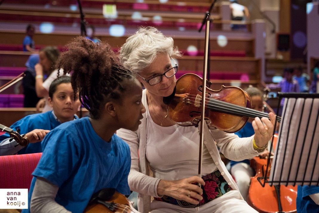 Viooldocent Wendela geeft les aan kinderen